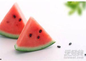 锻炼结束后吃瓜,瓜果时光的甜蜜补充