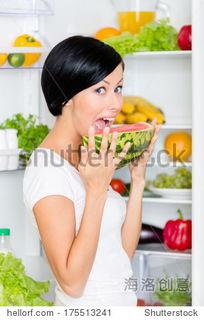 女满背吃瓜,揭秘网络红人的独特魅力