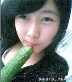 美女在室内吃瓜,美女悠闲品味时光