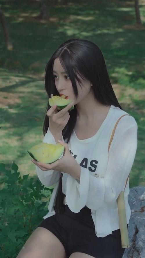 美女在室内吃瓜,美女悠闲品味时光