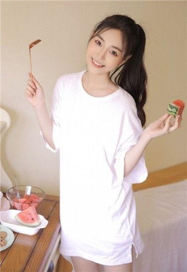 美女在室内吃瓜,美女悠闲品味时光