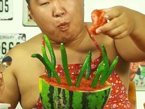 男子吃瓜被绿了,揭秘现代都市情感陷阱