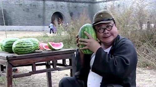 小伙吃瓜给钱,小伙吃瓜给钱，揭秘新型消费模式