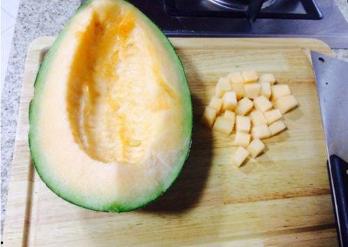 大妈吃哈密瓜视频,甜蜜滋味引网友热议